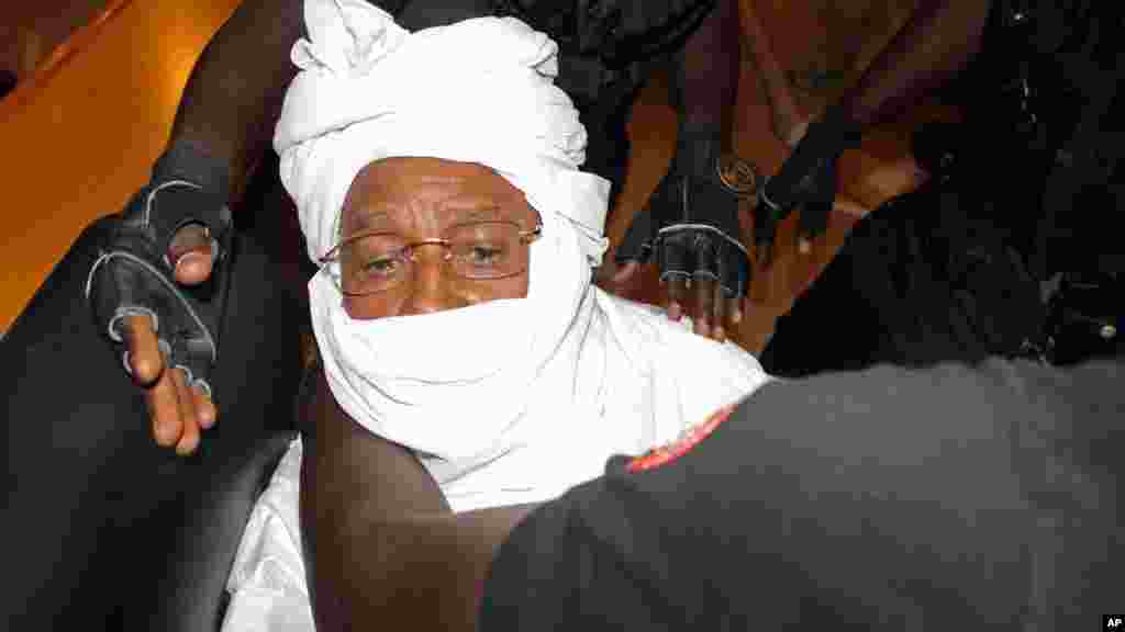 L’ancien dictateur tchadien Hissène Habré a été amené de force à son procès devant le tribunal de Dakar, au Sénégal, 20 Juillet, 2015.