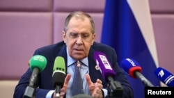 Le ministre russe des Affaires étrangères Sergueï Lavrov s'exprime lors d'une conférence de presse au Cambodge, le 5 août 2022.