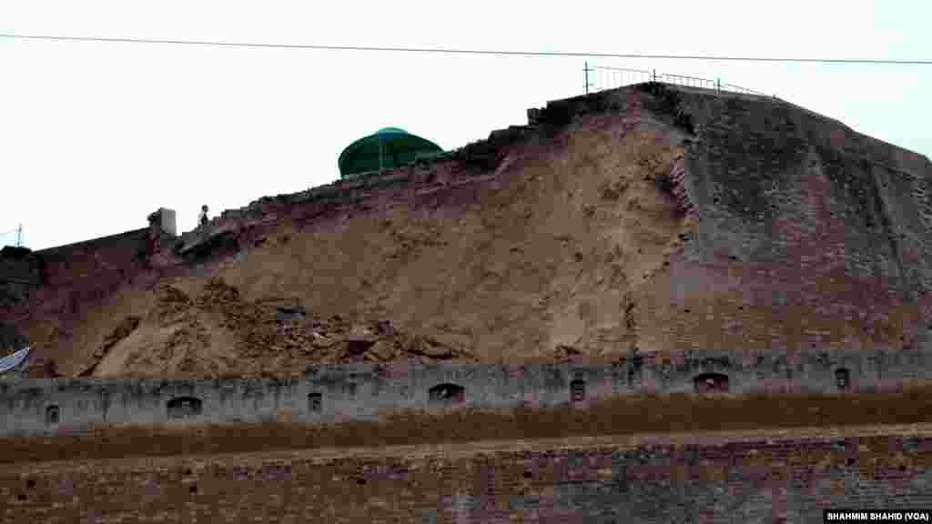 A wall of a fort used by security forces was damaged by the 7.5-magnitude earthquake, in Peshawar, Pakistan, Oct. 26, 2015. 