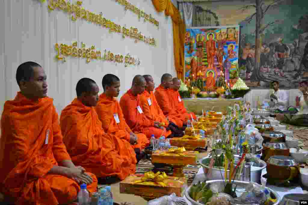 ព្រះសង្ឃរង់ចាំសូត្រមន្ត បន្ទាប់ពីពិធីបង្សុកូលនៅនៅមន្ទីរស-២១ ក្នុងរាជធានីភ្នំពេញ កាលពីថ្ងៃព្រហស្បតិ៍ ទី០៤ ខែតុលា ឆ្នាំ២០១៨។ (ណឹម សុភ័ក្រ្តបញ្ញា/VOA)