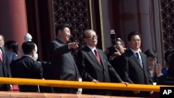 習近平閱兵時江澤民交談。胡錦濤在旁邊（2015年9月3日）
