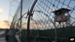Pagar kompleks penjara Guantanamo di Kuba.
