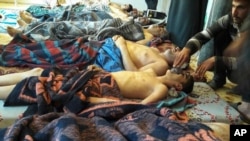 지난 4월 시리아 이들리브 북부 지역에서 화학무기 공격을 받은 희생자들이 산소호흡기를 끼고 임시 거처에 누워있다.