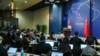 ARCHIVO - Periodistas extranjeros y locales asisten a la sesión informativa diaria en la oficina del Ministerio de Asuntos Exteriores de China en Beijing, el 24 de abril de 2023.