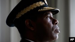 El general Manuel Cristopher Figuera, exjefe de la temida agencia de inteligencia SEBIN de Venezuela, posa para un retrato en Washington. "Soy como un soldado que levanta la bandera para señalar la angustia", dijo Christopher a The Associated Press.