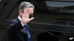 美国国务卿布林肯与法国总统马克龙会晤后向记者挥手（2021年6月25日）