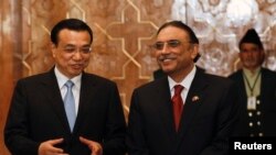 中国总理李克强（左）与巴基斯坦总统扎尔达理（右）去年在巴基斯坦总统府的协议签字仪式上。