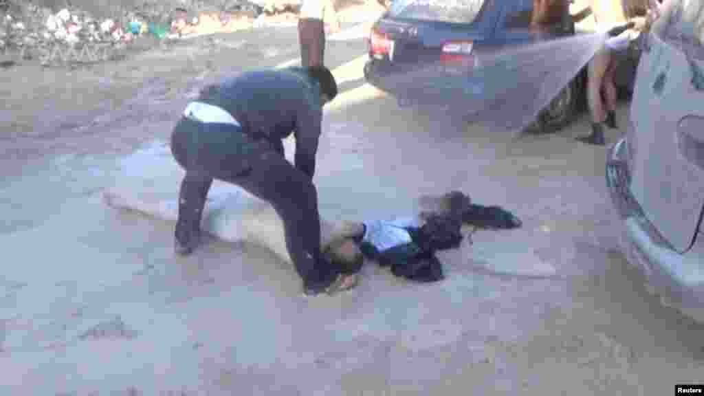 Un homme au sol après l'attaque présumée chimique à Khan Sheikhoun, le 4 avril 2017.