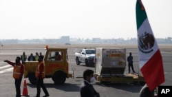 Prva isporuka Fajzerovih vakcina protiv Kovida-19 Meksiku na pisti međunarodnog aerodroma Benito Huarez u Meksiko Sitiju, 23. decembra 2020. (Foto: AP/Eduardo Verdugo)