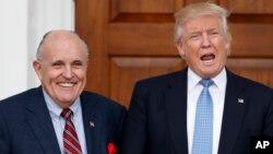 Predsednik SAD Donald Tramp i novi član njegovog pravnog tima Rudi Đulijani, u novembru 2016. godine, kada je Tramp još bio nooizabrani predsednik, a Đulijani se spominjao kao kandidat za sekretara za pravosuđe. (Foto: Carolyn Caster/AP) 