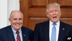 "Lo estoy haciendo porque espero que podamos negociar el fin de esto por el bien del país y porque tengo una gran estima por el presidente y por Bob Mueller", dijo Rudy Giuliani al diario The Washington Post. 