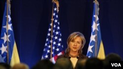 Clinton subrayó que el PEPFAR pone de relieve el compromiso de Estados Unidos para fortalecer los sistemas de salud pública y slavar vidas.