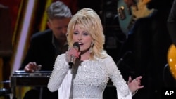 ARCHIVO - En esta fotografía de archivo del 13 de noviembre de 2019, Dolly Parton se presenta en la 53.a entrega anual de los premios CMA en Nashville, Tennessee.