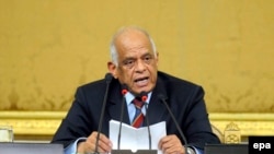 Ali Abdel-Al, le président du nouveau parlement égyptien, prononce un discours devant les membres du Parlement au cours de leur session inaugurale au Caire, en Egypte, le 10 janvier 2016. (EPA/Namer Galal)