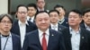 中国上海市副市长华源率团抵达台北松山机场出席“双城论坛”。(2024年12月16日)