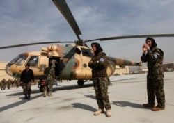 Kobul xalqaro aeroportida afg'on harbiy ayollari xizmatda, 2013