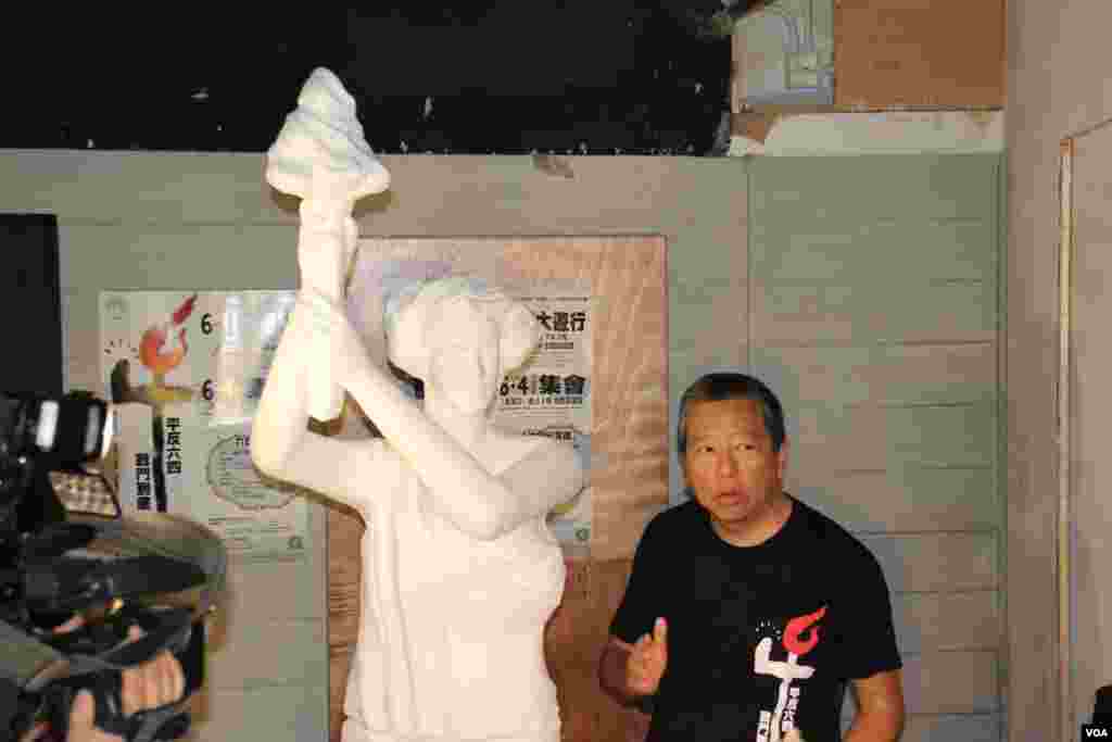 香港支聯會將民主女神像運送到六四紀念館豎立(美國之音圖片/海彥拍攝)