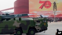 资料照片：中国军车载着DF-17东风高超音速弹道导弹参加中国国庆70周年典礼。（2019年10月1日）