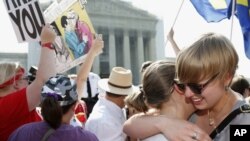 Putusan Mahkamah Agung AS dirayakan oleh beberapa pasangan gay yang menunggu di luar gedung MA AS di Washington, Rabu (26/6). 