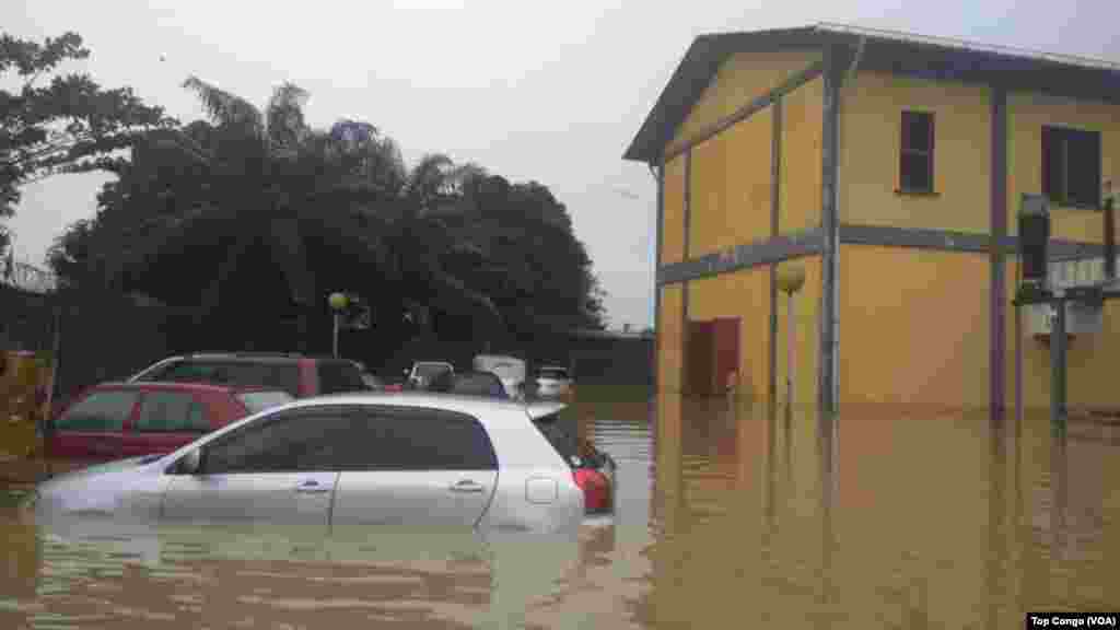 Les eaux d’inondations dépassent, par endroits, les coffres des véhicules à Kinshasa, le 4 janvier 2017. (VOA/TopCongo)