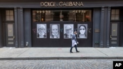 Čovek sa maskom prolazi pored zatvorene prodavnice u četvrti Soho u Njujorku (Foto: AP)