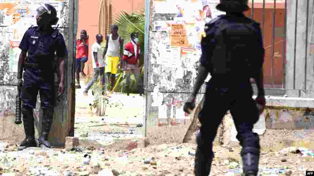 La police sénégalaise affronte les étudiants lors des manifestations à l'Université Cheikh Anta Diop de Dakar le 16 mai 2018