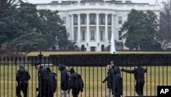 Petugas dinas rahasia AS (Secret Service) memeriksa halaman Gedung Putih (foto: dok).