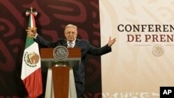 ARCHIVO - El presidente mexicano, Andrés Manuel López Obrador, da su conferencia de prensa matutina programada habitualmente en el Palacio Nacional de la Ciudad de México, el 15 de abril de 2024. AP