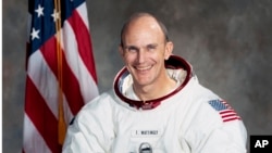 Esta fotografía publicada por la NASA muestra al astronauta Ken Mattingly. Mattingly, mejor recordado por sus esfuerzos en tierra que ayudaron a traer la nave espacial Apolo 13 dañada de regreso a la Tierra de manera segura.