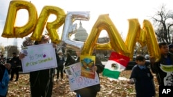 Activistas protestan en Washington D.C. a favor de los inmigrantes "soñadores", jóvenes traídos a EE.UU. en la infancia y que estuvieron amparados de la deportación por el programa DACA de la era Obama, que el presidente Donald Trump, terminó en 2017.