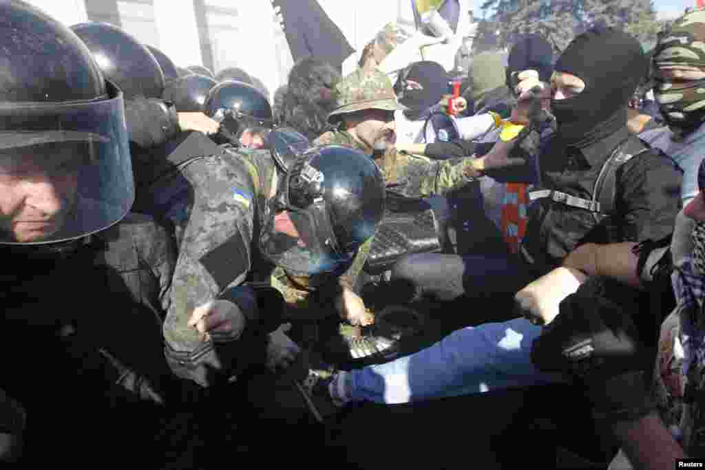 Президент Петро Порошенко називає події під ВР спробою відкрити новий фронт.
