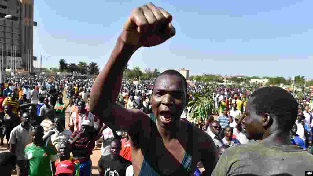 Des manifestants défilent avec des calicots arborant la mention “Non au pouvoir à vie » adressée au président Blaise Compaoré, à Ouagadougou, Burkina Faso, le 20 octobre 2014. La police a lancé des grenades à gaz lacrymogène aux manifestants qui ont usé des pierres à la fin d’une manifestation qui avait regroupé des dizaines de milliers de gens. REUTERS/Joe Penney