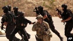 Exercice militaire conjoint entre soldats jordaniens, américains et irakiens au King Abdullah Special Operations Training Center (KASOTC) d'Amman, 20 juin 2013
