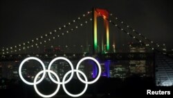 El Puente del Arcoiris de Tokio, Japón, se ilumina con los colores olímpicos para marcar la cuenta regresva de 100 días para la inauguración de los Juegos Olímpicos 2020, el 14 de abril de 2021.