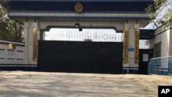 中國新疆庫爾勒地區一個監獄的入口，當地人說這個監獄用於所謂再教育的政治灌輸計劃。 (2017年11月2日）。