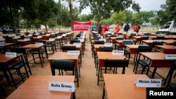 Les noms des écolières disparues de Chibok, enlevées par l'insurrection de Boko Haram en 2014, sont affichés à Abuja, au Nigeria, le 14 avril 2019. 
