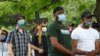 Un sacerdote carga un crucifijo durante una protesta en Detroit, Michigan, por la muerte de George Floyd, el pasado 25 de mayo.