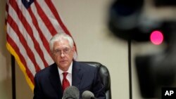 Menteri Luar Negeri AS Rex Tillerson saat konferensi pers di bandara internasional Palm Beach, Florida, April 6 2017. (AP)