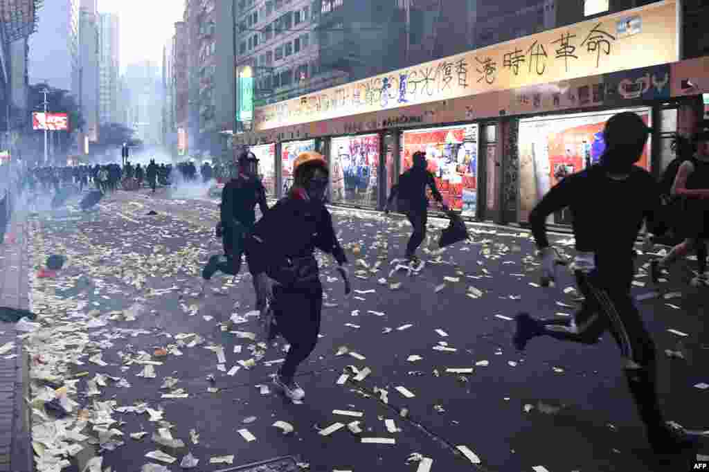在香港湾仔区,抗议者逃离警民冲突现象。(2019年10月1日)