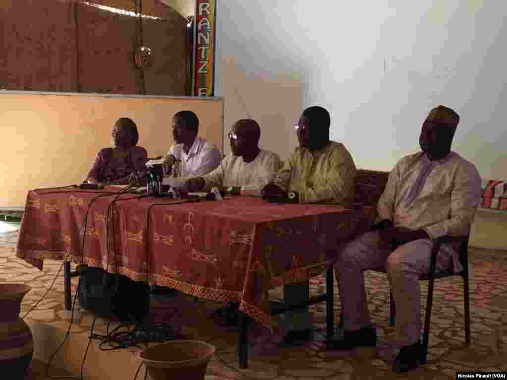 Conférence de presse du collectif Résistance citoyenne à Niamey, 18 février 2016 (VOA/Nicolas Pinault). Le collectif dénonce l'autorisation du vote par témoignage par la Commission électorale nationale indépendante.