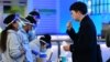 Seorang pria menjalani tes swab di bandara internasional Los Angeles, California sementara kota ini melaporkan kasus pertama varian omicron (3/12). 