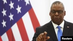 El secretario de Defensa de EE. UU., Lloyd Austin, habla durante una conferencia de prensa en Tbilisi, Georgia, el 18 de octubre de 2021.