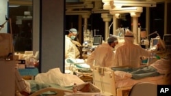 Personal médico atiende a pacientes en el Hospital Casalpalocco, en las afueras de Roma, el 1 de enero de 2021.