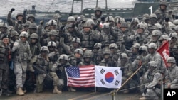 Tentara AS dan Korea Selatan berpose di jembatan Sungai Hantan River di Yeoncheon, Korea Selatan, 10 Desember 2015. 