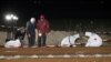 Les médecins légistes inspectent le site où le ministre d'Etat marocain Abdellah Baha a été tué dans un accident de train survenu, à Bouznika, Maroc, 8 décembre 2014.