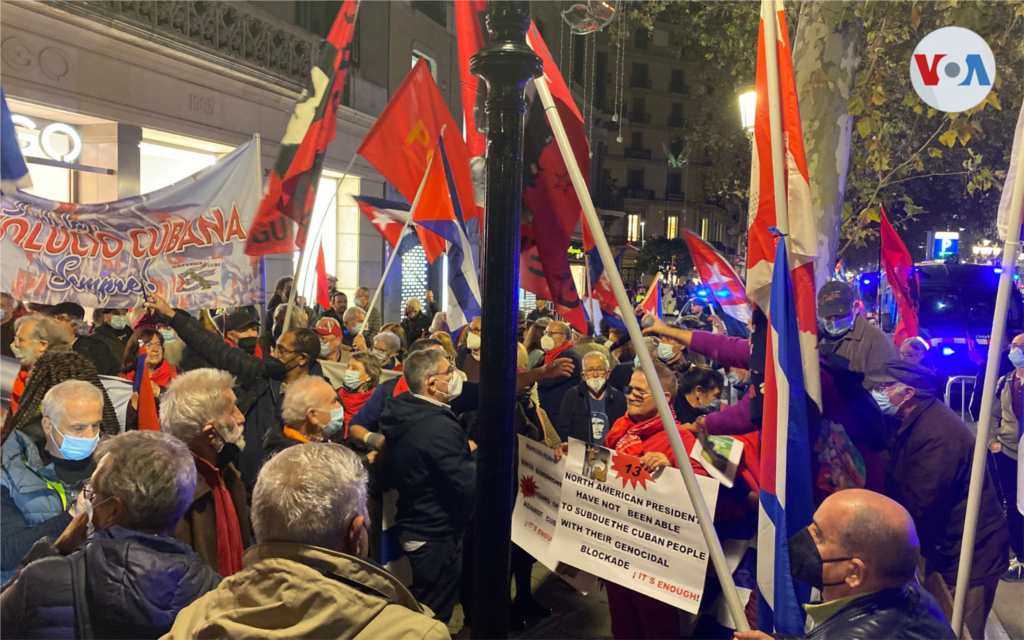 Miembros de la comunidad cubana protestan desde Barcelona, España, en apoyo a las protestas en la isla y otros contra el embargo de Estados Unidos. Noviembre 15 de 2021. Foto: Júlia Riera