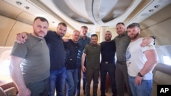 П’ятеро командирів оборони Азовсталі з президентом та іншими представниками української влади під час повернення з Туреччини 8 липня 2023р. (Пресслужба президента України/AP)