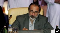 Pemimpin oposisi Suriah, Ahmed Maath al-Khatib mengupayakan pengakuan diplomatik dari negara-negara Arab (foto: dok).