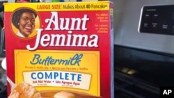 Une boîte de mélange de crêpes Aunt Jemima se trouve sur une cuisinière le 17 juin 2020 à Harrison, New York, Etats-Unis. 