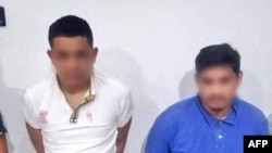 Esta foto, obtenida desde la cuenta oficial en X de el jefe de la policía ecuatoriana, general César Zapata, muestra a los dos sospechosos del asesinato del fiscal César Suárez en Guayaquil, el 18 de enero de 2024.